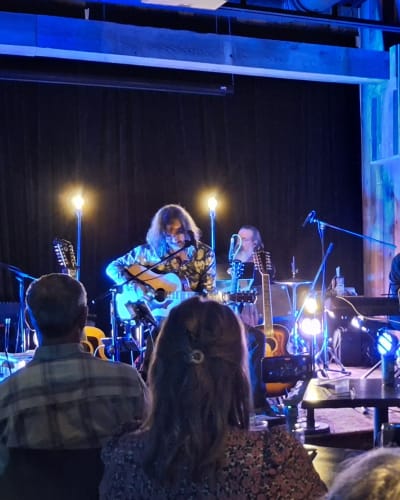 Music show at Le Bankeur microbrewery.