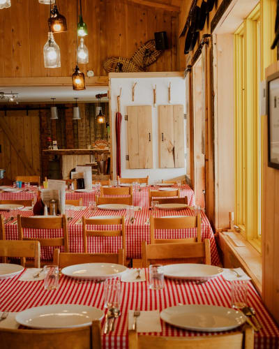 Tables de la cabane à sucres Le Bistreau d'Érable.