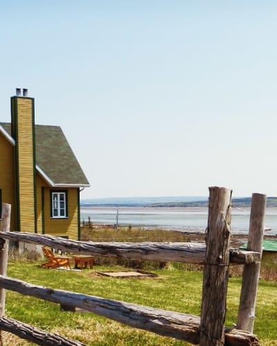 Le Bout d'En Haut - Résidence jaune sur le bord de l'eau
