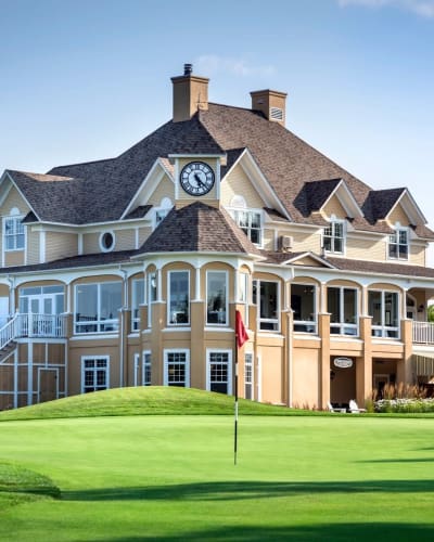 Bâtiment extérieur devant le golf en été.