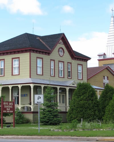 Extérieur du bâtiment du Gîte des Sœurs.