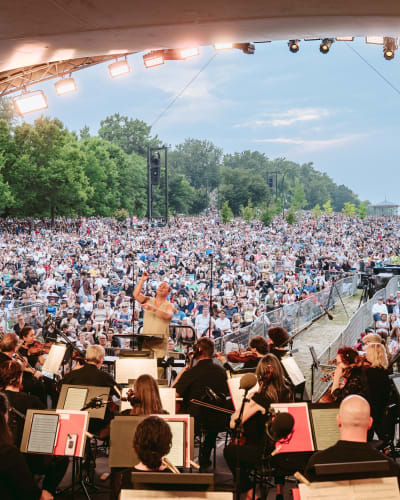 L'Orchestre métropolitaine jouant d'instruments.