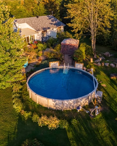 Aerial view of the B&B Le Grandelinois and its pool.