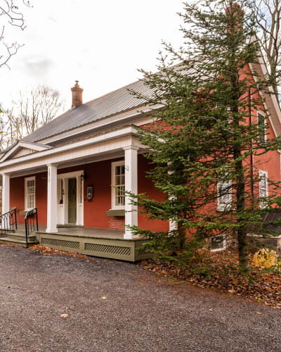 Extérieur du Gîte Le Passe-Partouten automne.