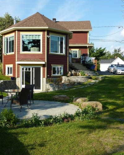 Le Petit Chez Vous - Exterior of the cottage in summer