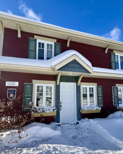 Le Petit Chez Vous - Front of the cottage in winter