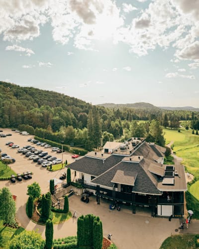 Le Val-Mo Pub Gourmand - Exterior of the building with a golf course