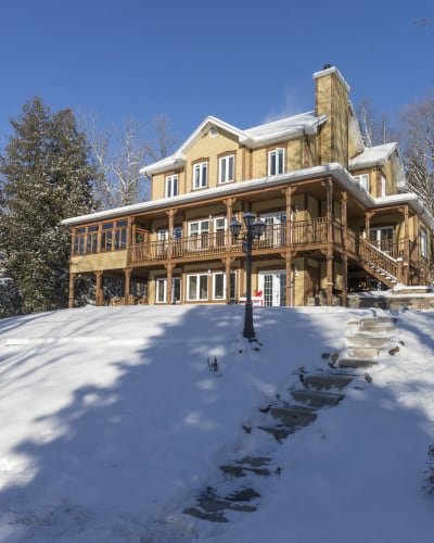 Exterior of Les Dames du Lac B&B in winter.