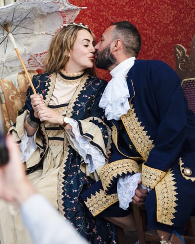 Les Fêtes de la Nouvelle-France - Un homme et une femme en costumes d'époque