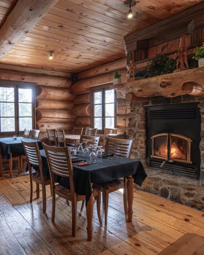 Dining room at the Pourvoirie du Lac Moreau.