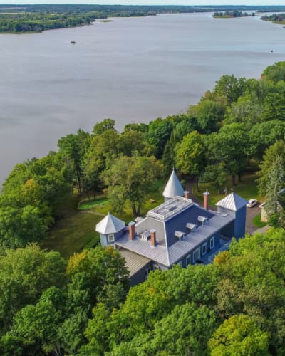 Vue aérienne du manoir en été.