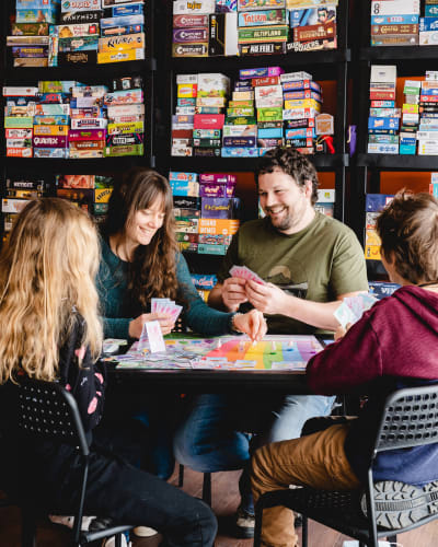 People are playing a board game at Lillojeux.