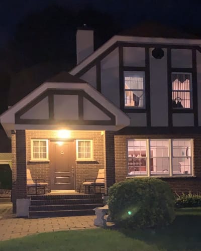 Maison Tudor - Facade of the B&B at night