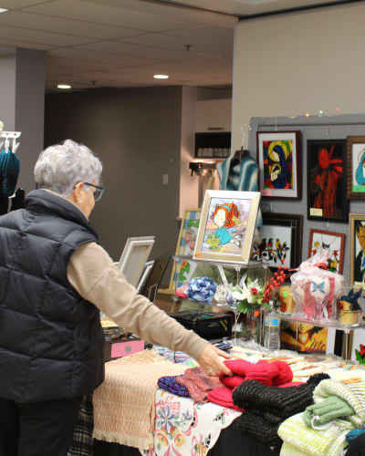 Une femme à un kiosque du Marché de Noël du Cercle de Fermières Saint-Eustache.