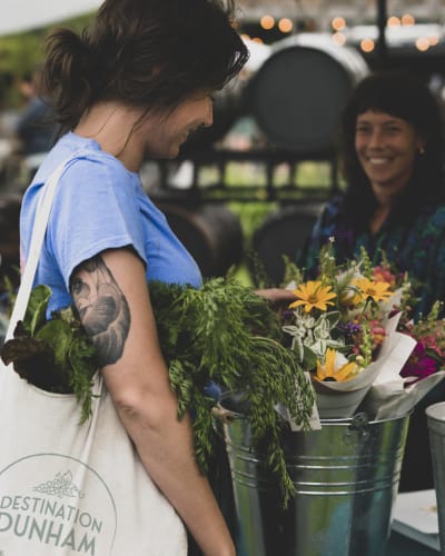 Marchés publics de Brome-Missisquoi : femme magasinant