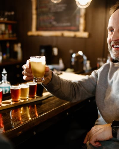 Homme avec une palette de bières à la Microbrasserie le Coureur des Bois.