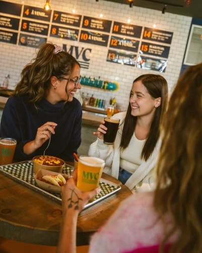 Jeunes femmes prenant un verre de bière.