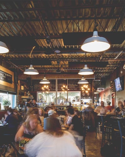 Intérieur de la Microbrasserie Le Prospecteur.