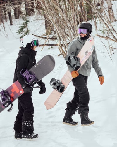 Two people with their snowboards at Mont Lac-Vert.