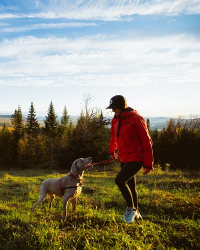 Une femme et son chien en randonnée au Mont-Sainte-Anne.