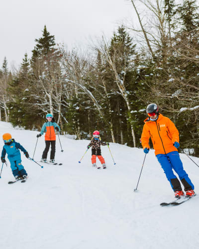 Une famille fait du ski à Mont-Sainte-Anne.