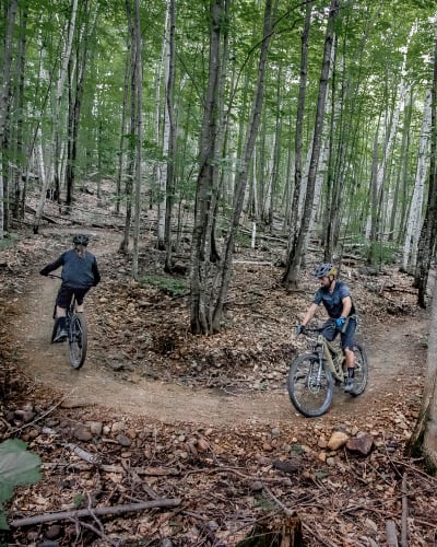 mountain bike in summer at Montebello, vélo de montagne.