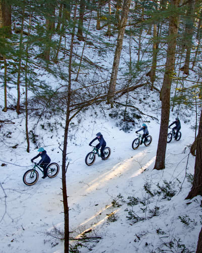 Mountain bike trail in winter at  Montebello, vélo de montagne.