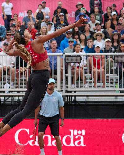 Montréal Beach Pro Tour - Une joueuse de volleyball en plein saut