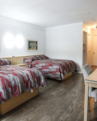Room with two beds at Motel Le Classique.