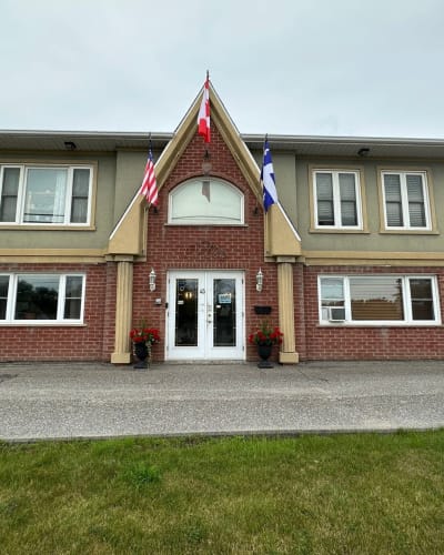 Façade of the Motel Le Refuge.