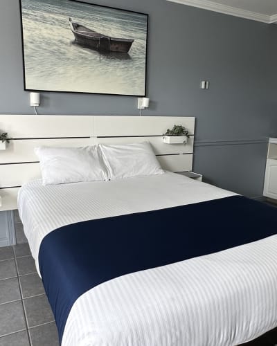 A bed in one of the rooms at Le Refuge Motel.