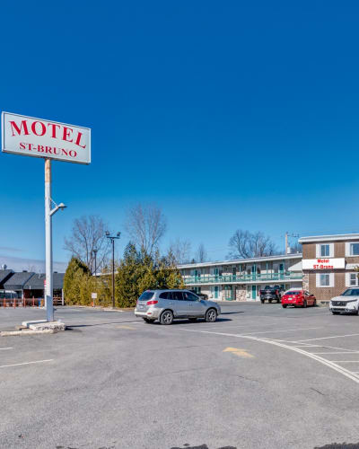 Motel Saint Bruno - Parking in front of the motel