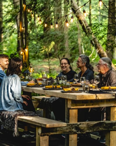 Table de dégustation en forêt.