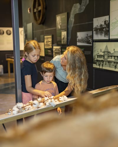 Famille regardant une exposition.