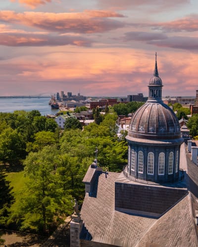 Vue aérienne du Musée des Ursulines de Trois-Rivières au coucher de soleil.