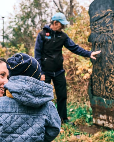 Ilnu Museum of Mashteuiatsh - In nature, a mother and child watch an educator