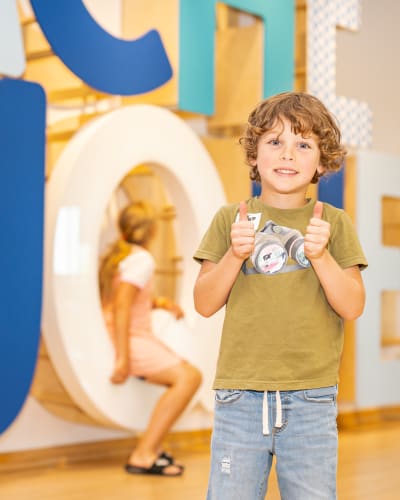 Kid at Musée POP.