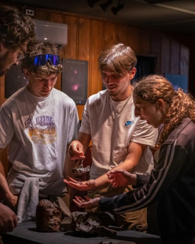Des jeunes à l'Observatoire de l'Astroblème de Charlevoix.