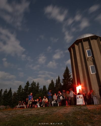 L'Observatoire du Mont-Cosmos la nuit.
