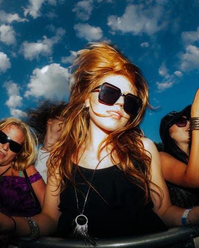 Femme dansant dans la foule.