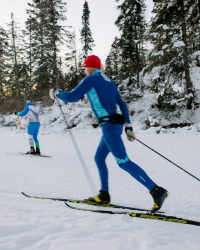 Parc de la Rivière-du-Moulin - Two people are cross-country skiing