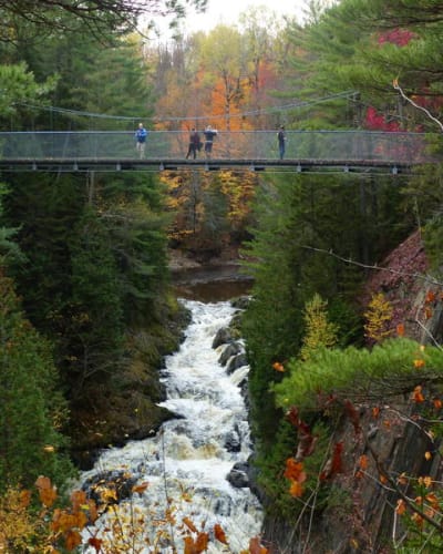 Passerelle suspendues à l'automne au-dessous des cascades. 