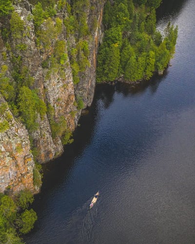 Vue aérienne de personnes en canot au Parc national d’Aiguebelle.