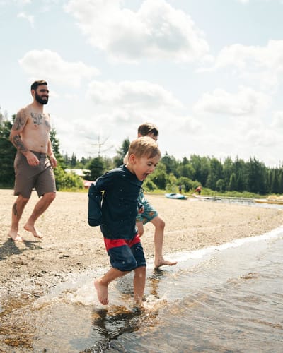 Une famille à la plage du Parc national de Frontenac.