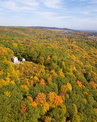 Vue aérienne du Parc national d'Oka en automne.