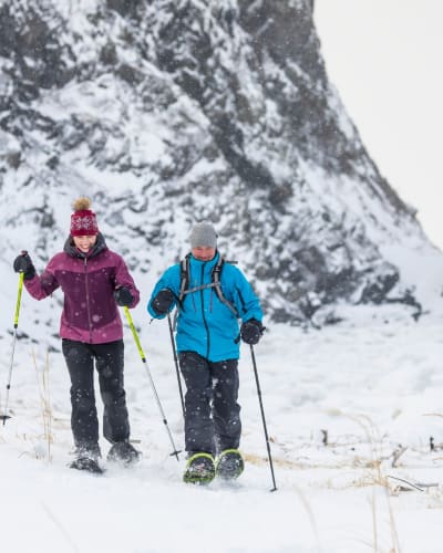 Un couple en raquette au Parc national du Bic.