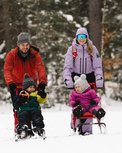 Famille qui fait de la luge en hiver.