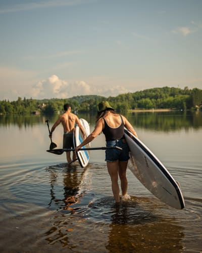 Two people with their paddleboards at Sainte-Agathe-des-Monts Regional Park.