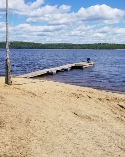 Plage et quai du Pavillon de l'Esturgeon.