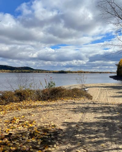 Plage du  Pavillon de l'Esturgeon en automne.